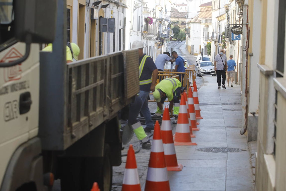 El corte de la calle Alfaros de Córdoba por un socavón, en imágenes