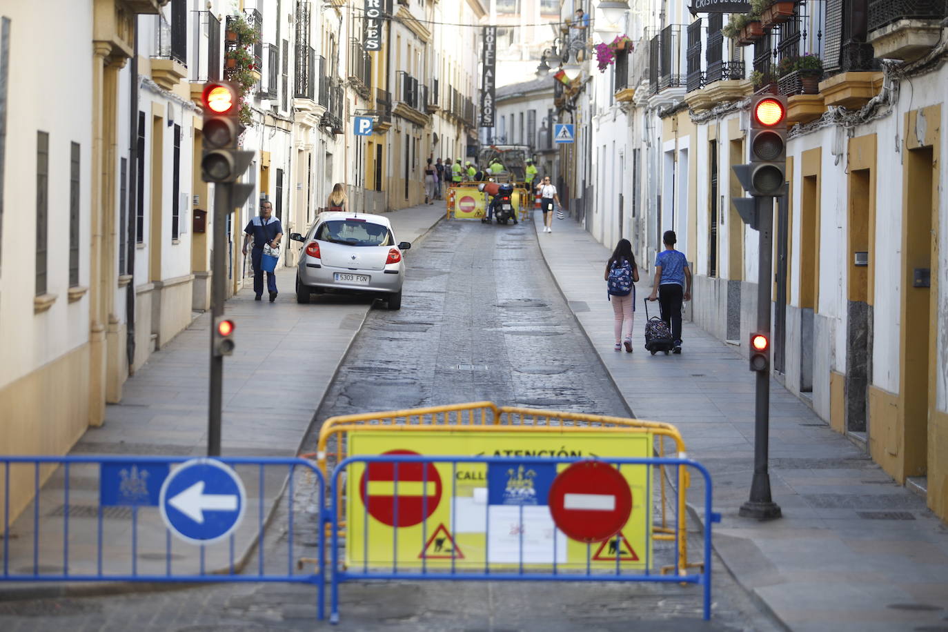 El corte de la calle Alfaros de Córdoba por un socavón, en imágenes