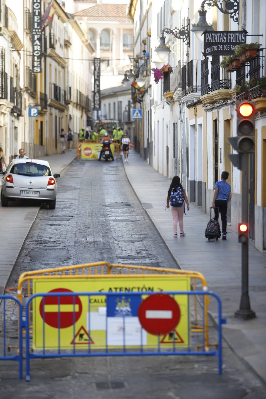 El corte de la calle Alfaros de Córdoba por un socavón, en imágenes