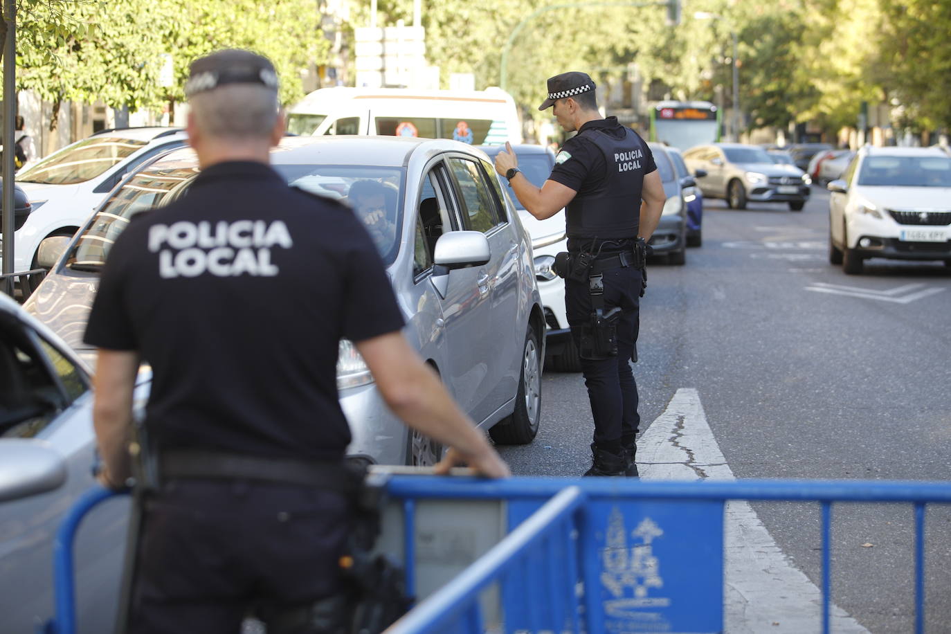 El corte de la calle Alfaros de Córdoba por un socavón, en imágenes