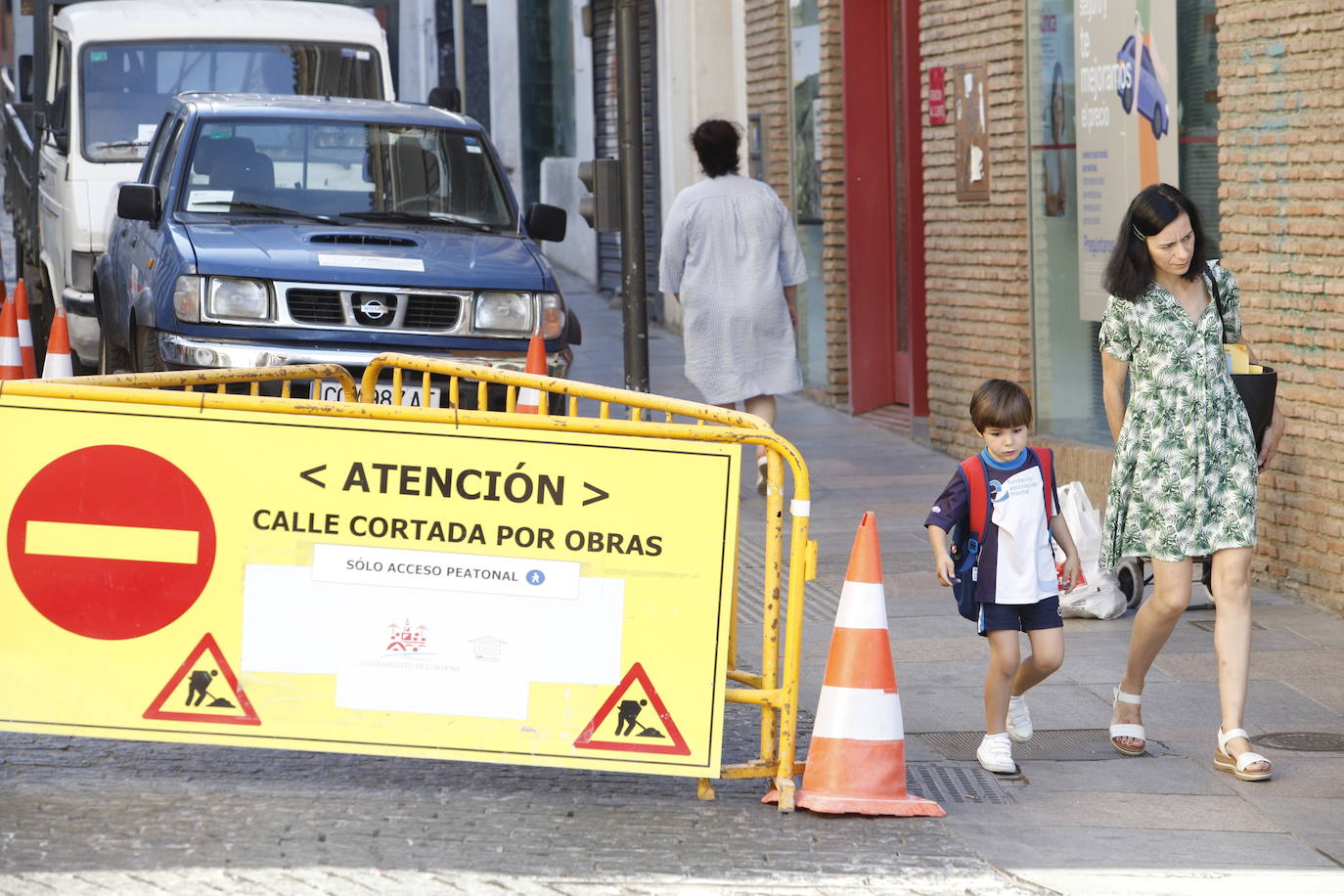 El corte de la calle Alfaros de Córdoba por un socavón, en imágenes