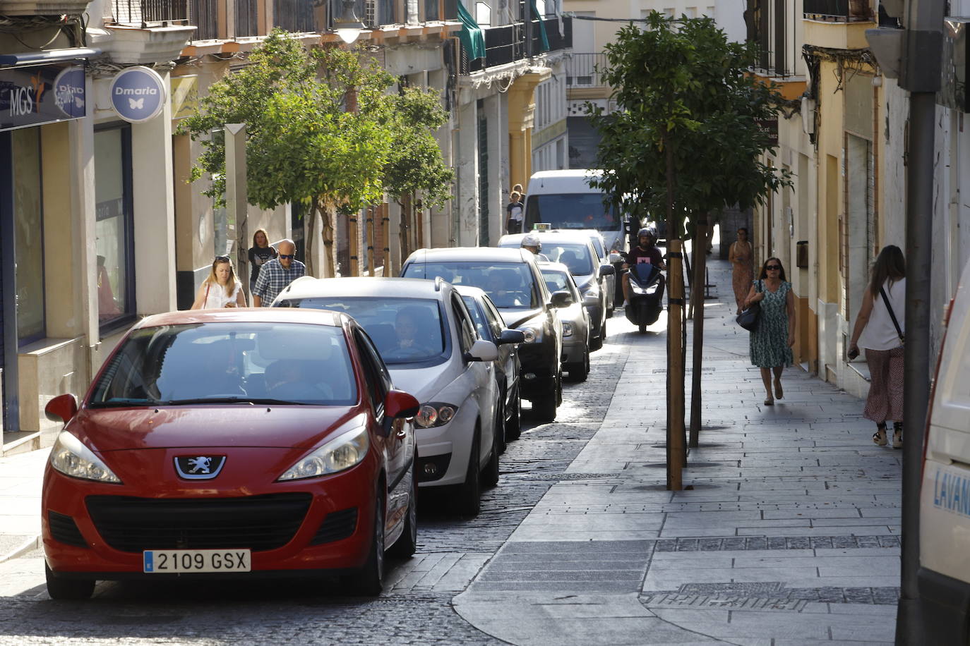 El corte de la calle Alfaros de Córdoba por un socavón, en imágenes