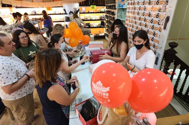 La bulliciosa Shopping Night de Córdoba, en imágenes