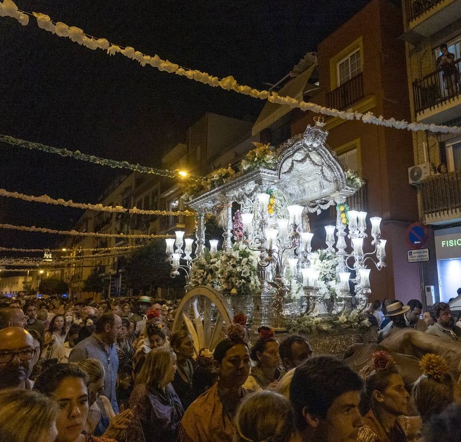 Triana arropa a su Simpecado