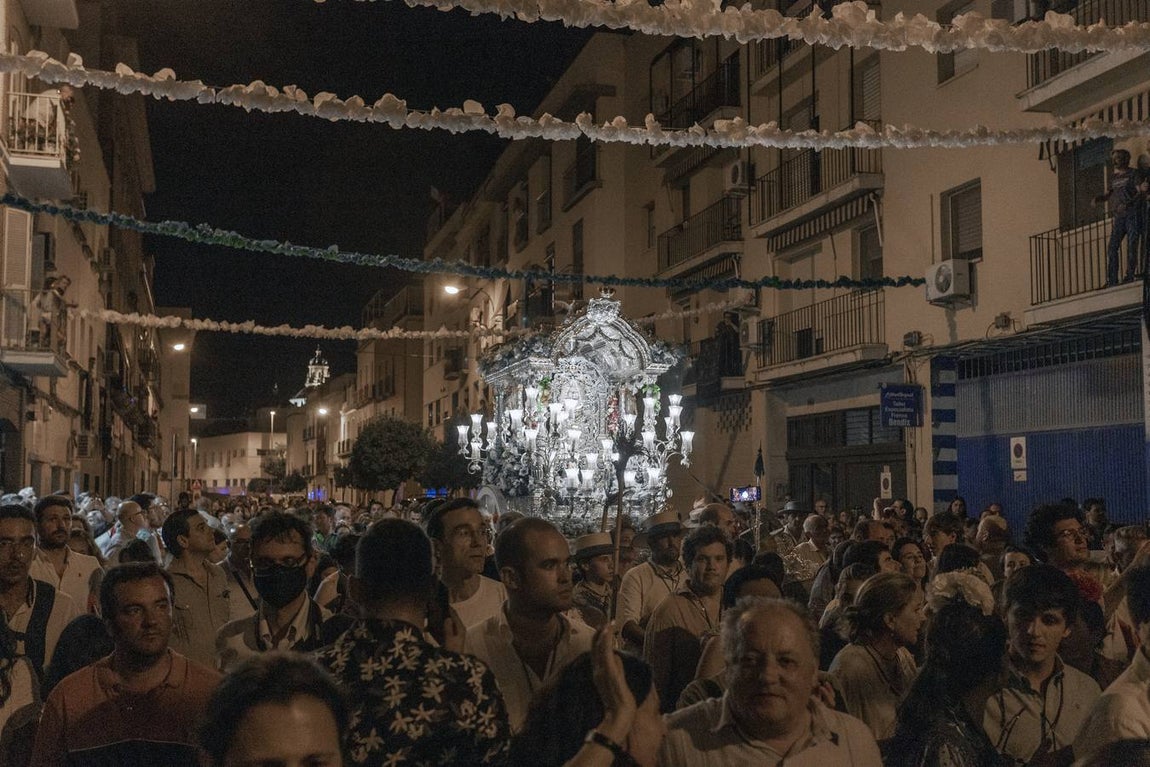 Triana arropa a su Simpecado
