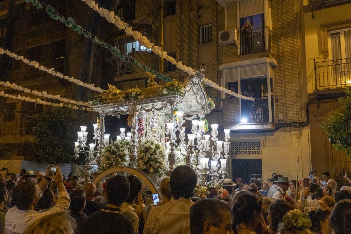 Triana arropa a su Simpecado