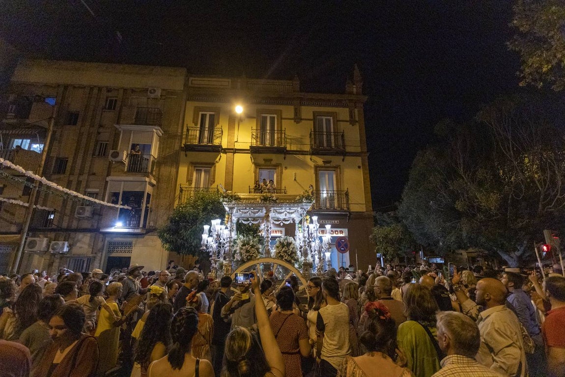 Triana arropa a su Simpecado