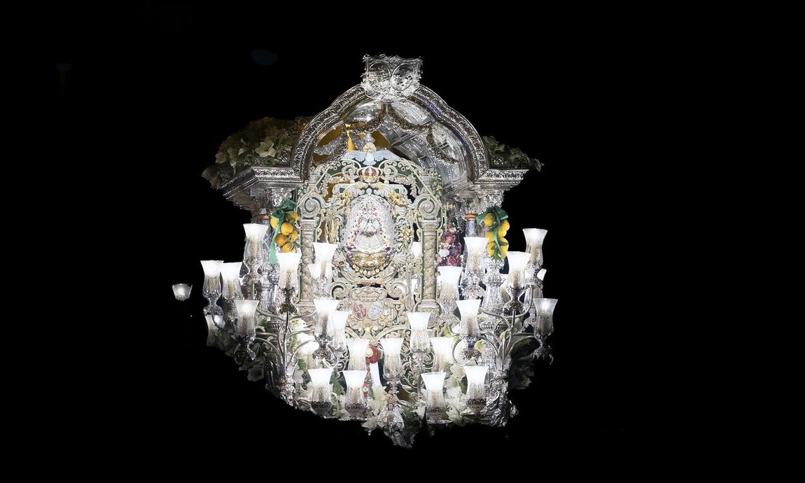 Triana arropa a su Simpecado