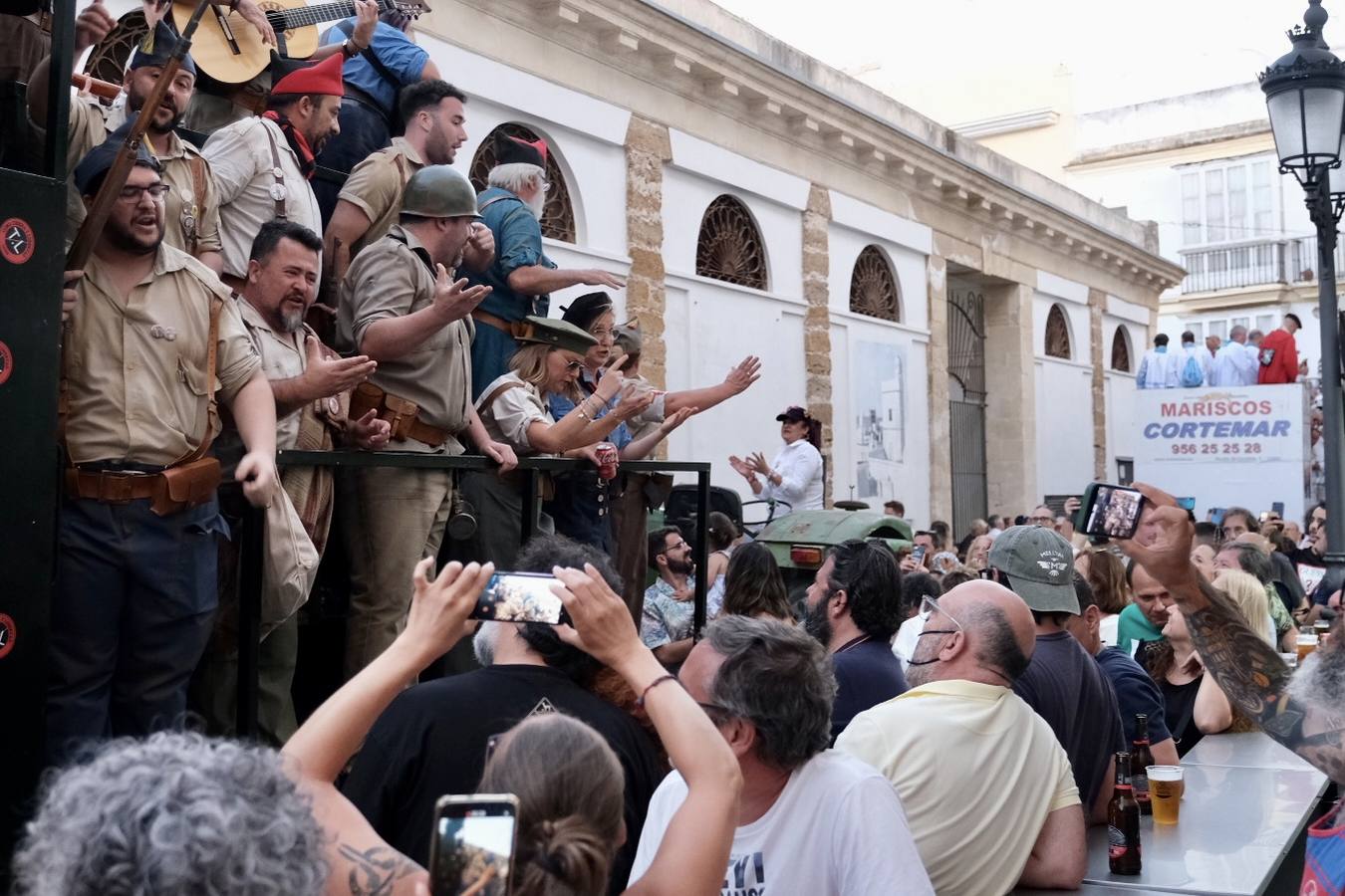 Fotos: El carrusel de coros del viernes se refugia en el Mercado del viento levante