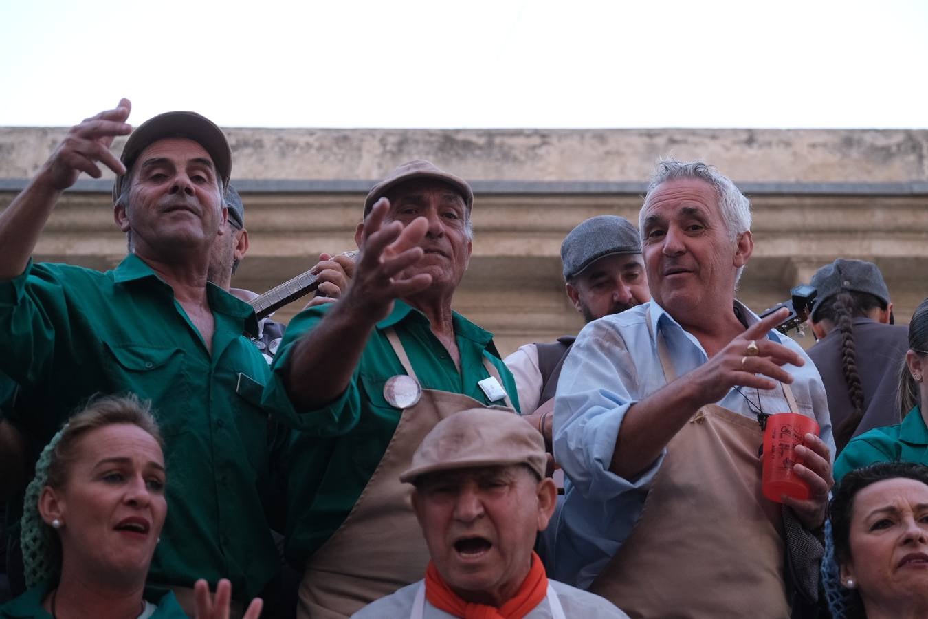 Fotos: El carrusel de coros del viernes se refugia en el Mercado del viento levante