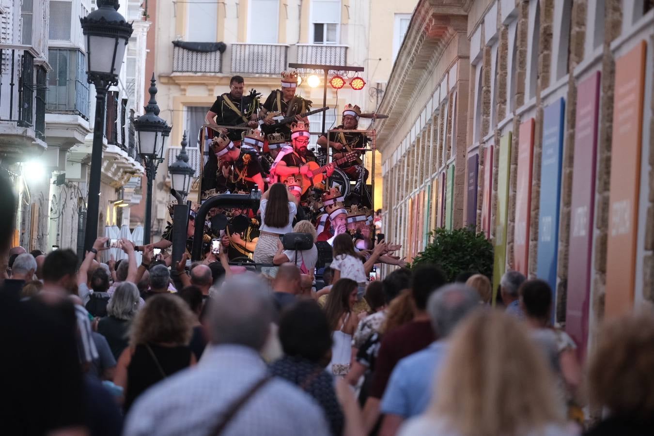 Fotos: El carrusel de coros del viernes se refugia en el Mercado del viento levante