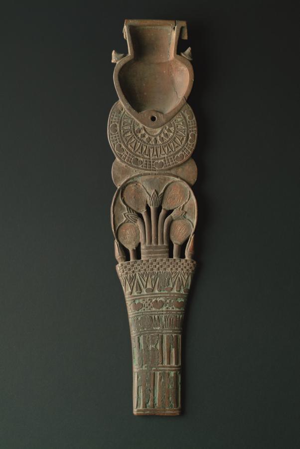 Belleza para la belleza. Cuchara para cosméticos de madera finamente decorada con temas vegetales del Reino Nuevo (1570-1070 a.C.) procedente del Museo Arqueológico en Zagreb (Croacia)