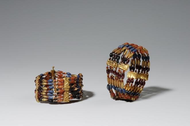 Brazaletes de reina. Estos brazaletaes de oro, cornalina y lapislázuli del Reino Nuevo, dinastía XVIII (1570-1293 a.C.) pertenecieron a una reina. Las pequeñas placas superpuestas tienen forma de la diosa hipopótamo Tueris, protectora de la familia, las mujeres y el hogar.