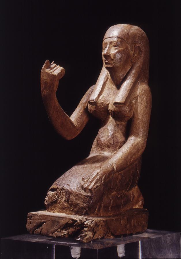 Mujer en duelo. Figura de madera pintada de la Baja Época (664-332 a.C.) procedente del Museo Civico Archeologico de Bolonia