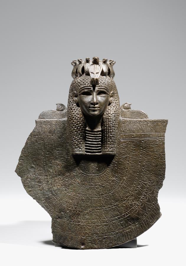 Una égida protectora. Esta égida con el rostro de la diosa Isis de la Baja Época (664-332 a.C.) que se conserva en el museo de Hildesheim lleva un voluminoso collar usej. Las égidas, de origen griego, tienen un carácter votivo y protector y se encuentran con frecuencia en templos