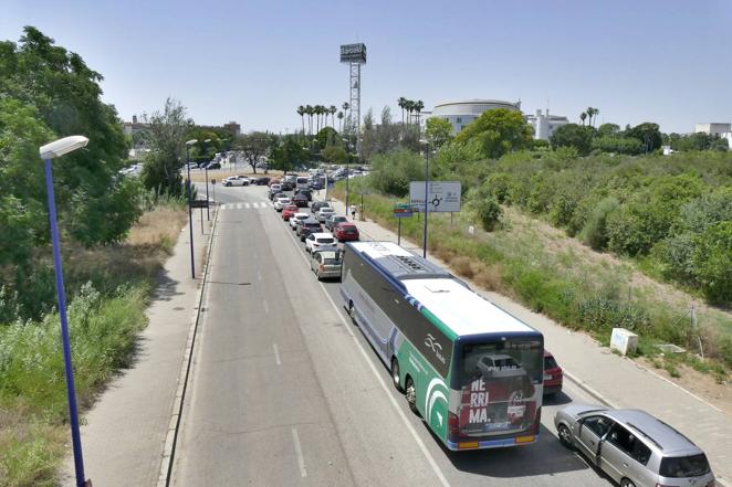 Primeros atascos y colas para el concierto de Manuel Carrasco en Sevilla