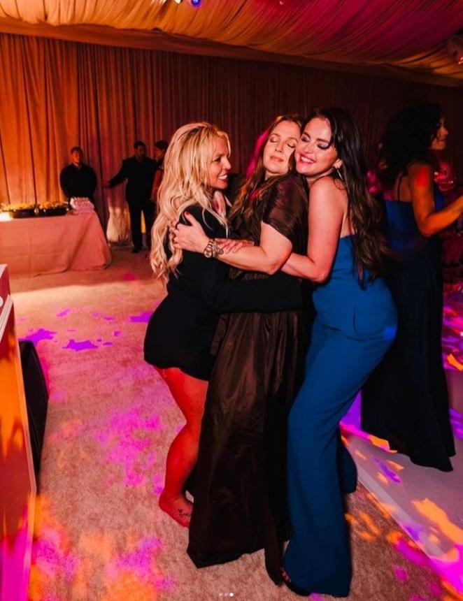 Britney Spears con Selena Gómez y Drew Barrymore, captadas dándose un abrazo en la pista de baile que montaron en la casa de la cantante en California. 