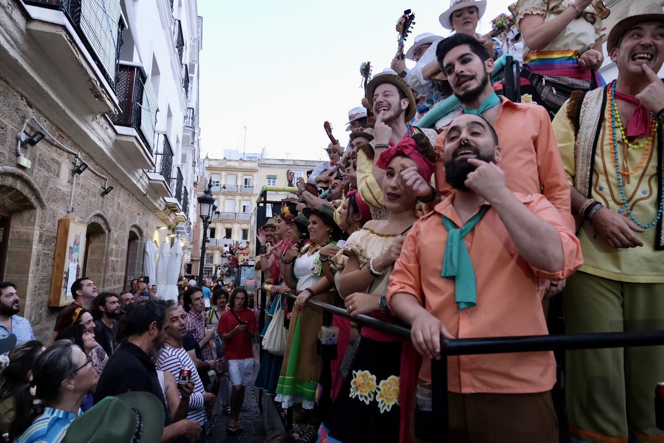 Fotos: Ambiente y carrusel de coros en Cádiz el Domingo de Piñata