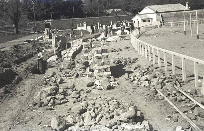 Construcción del fondo este del estadio Carlos III en 1950. Archivo Municipal de Toledo. 