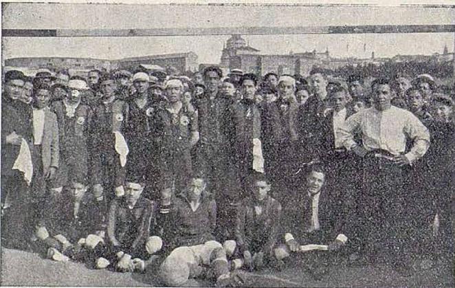 Mayo de 1924. Jugadores, posiblemente de la Cultural Deportiva Obrera, posan en el campo del Polígono con motivo del trofeo organizado por El Castellano. 