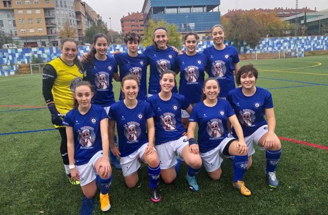 Una apuesta de la UD Santa Bárbara es el fútbol femenino. En 2020 las jugadoras posan en la Escuela de Gimnasia donde jugó el primer equipo de la Fábrica de Armas en 1923: la Cultural Deportiva Obrera. Foto https://twitter.com/udsantabarbara. 