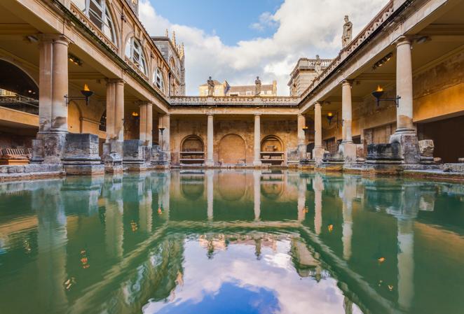 Termas romanas de Bath, Reino Unido. Al final de Bath Street se encuentran Cross Baths y Thermae Bath Spa, donde el agua brota de los manantiales a una temperatura de 46 grados. Es una zona histórica de baños, referencia turística de la ciudad, construida alrededor de 1789. Desde entonces muchas familias acudían a 'tomar las aguas' de esas fuentes termales naturales que descubrieron los romanos.