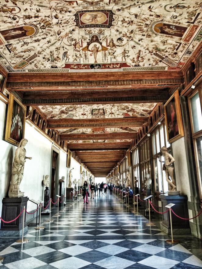 Galería de los Uffizi, Florencia. La Galería de los Uffizi fue construida entre 1560 y 1580 por Giorgio Vasari. Es uno de los museos más famosos del mundo. Actualmente cuenta con 50 habitaciones que albergan pinturas realizadas entre los siglos XIII y XVIII, con obras de Botticelli, Giotto, Miguel Ángel, Leonardo da Vinci y Rafael, entre otros. Se pueden comprar entradas en internet con horario reservado o participar en una visita guiada con horario fijo. El billete sencillo cuesta 20 euros.<a href="https://www.uffizi.it/en/tickets"> https://www.uffizi.it/</a>