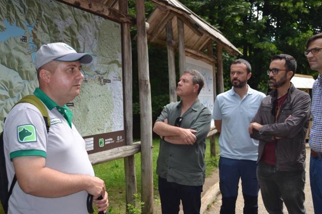 Las imágenes de la visita de Page a los lagos del Parque Natural de Plitvice