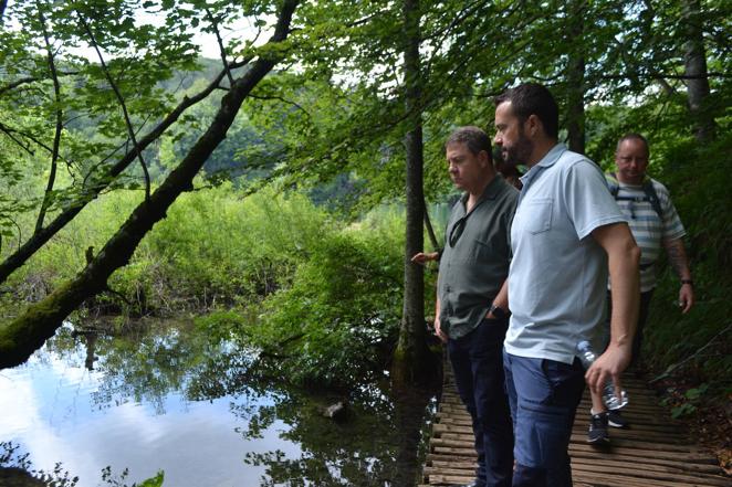 Las imágenes de la visita de Page a los lagos del Parque Natural de Plitvice