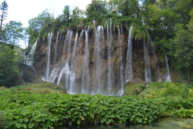 Las imágenes de la visita de Page a los lagos del Parque Natural de Plitvice