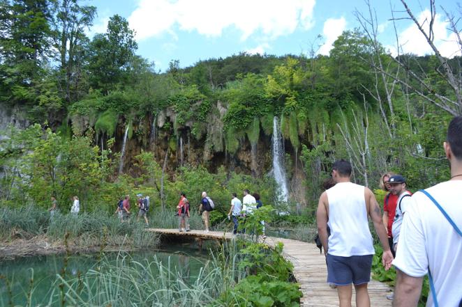 Las imágenes de la visita de Page a los lagos del Parque Natural de Plitvice