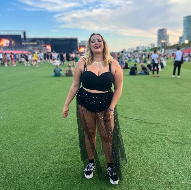 El tul que no falte. Este total look curvy de Shein es una fantasía, pero especialmente la falda del tul. No olvides tener alguna como fondo de armario para este tipo de eventos.