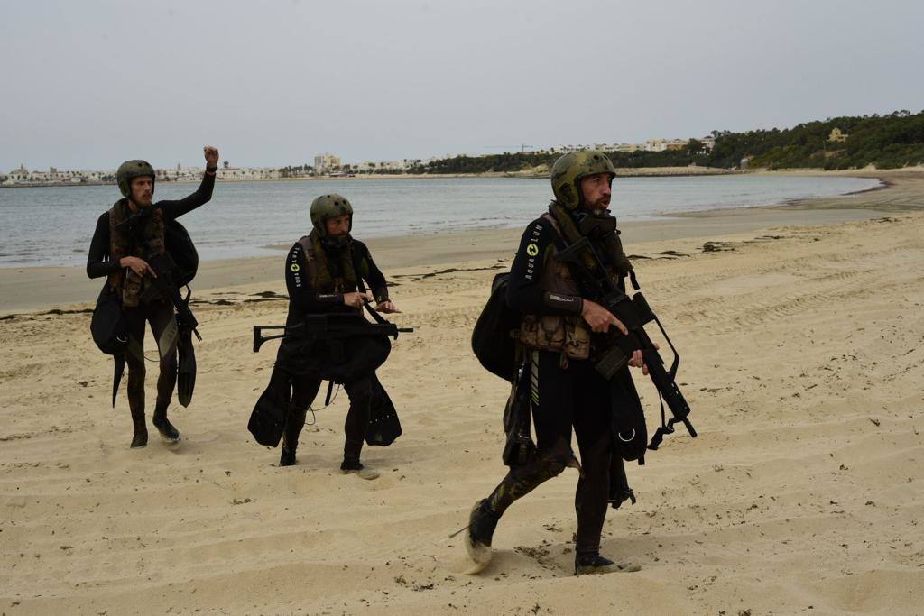 Militares desembarcando en la Playa del Chorrillo, en Rota. 