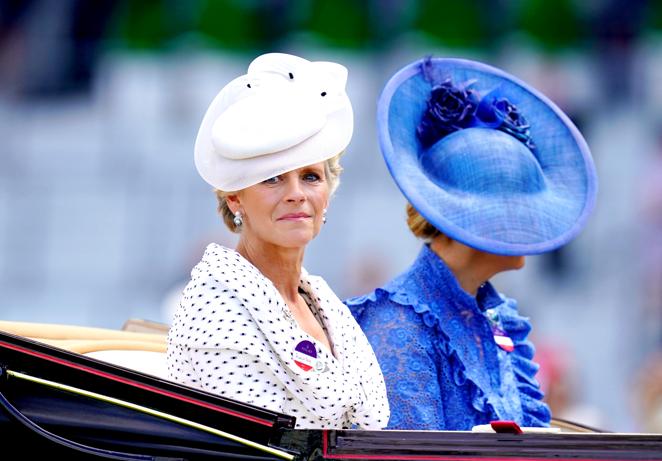 Ascot 2022. Sophie, condesa de Wessex y Lady de Mauley en su llegada a las carreras de Ascot 2022, con tocados blanco y azul.