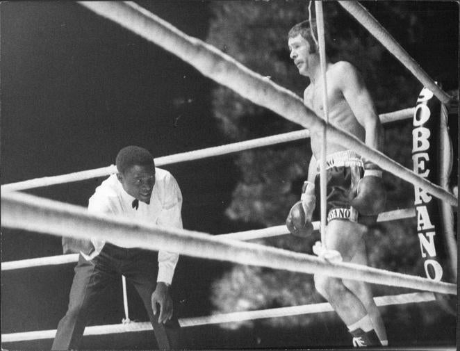 Cuenta atrás. Pedro Carrasco espera en su rincón del ring a que el nigeriano Samuel Odubote cuente los segundos que le llevarían, contra pronóstico, a hacerse con el título Mundial en el Palacio de Deportes de Madrid, el 5 de noviembre de 1971. Los cronistas de la época señalaron que, más allá de la discutida decisión arbitral de descalificar a Mando Ramos, Carrasco lo aguantó todo para hacerse con la victoria.