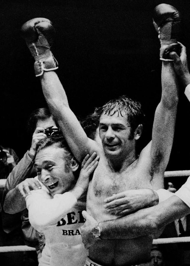 Un título para España. Pedro Carrasco, abrazado por su entrenador, alza los brazos tras la decisión del árbitro nigeriano de darle el triunfo en el combate de noviembre de 1971. La resaca mediática de la una pelea tan épica como controvertida dejó 'sentencias' periodísticas en las que si bien se señalaba la injusticia del desenlace, también se ensalzaba la profesionalidad de quien Manuel Alcántara bautizó como «campeón a la fuerza». «Cuando se pelea no se piensa», dijo a ABC Carrasco. «Únicamene sentí los golpes como mazazos detrás de la cabeza». Poco antes, Roberto Duque, presidente de la Federación Española de Boxeo, afirmó rotundo: «El que no esté satisfecho en este instante, que acabamos de darle un campeón del mundo a España, es que no debe ser español».