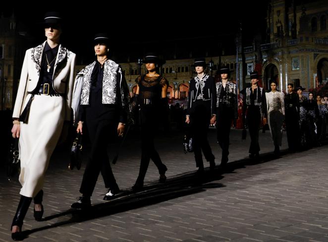 Colección Dior Crucero 2023. Dior escogió el soberbio escenario de la Plaza de España de Sevilla para lanzar su colección 'cruise', inspirada en la pasión, el arraigo y la belleza de la cultura andaluza. Un centenar de modelos desfilaron sobre el suelo adoquinado de la plaza, que se decoró con flores rojas y farolillos para dar marco, al estilo de una típica feria. El 'front row' del desfile acogió a famosas de España y del mundo, con figuras como Chiara Ferragni, Elle McPherson, Marta Ortega, Tana Rivera, Victoria Federica y Jeanne Damas, entre otras.