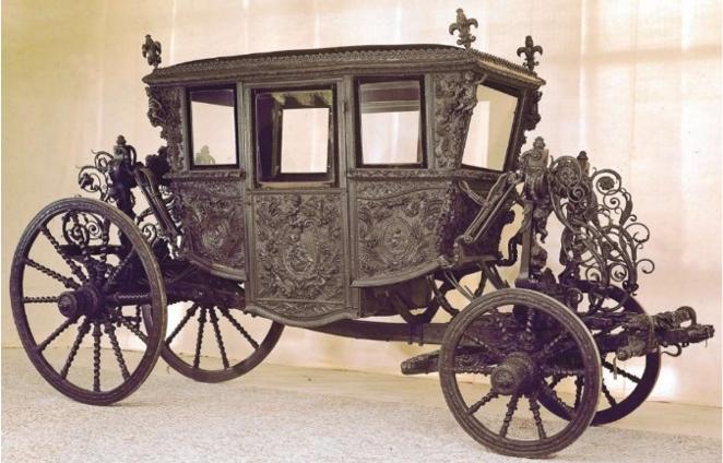 Carroza negra de la reina Mariana de Austria. Este coche de caballos del último cuarto del siglo XVII perteneció a la segunda esposa de Felipe IV y regente hasta que Carlos II alcanzó la mayoría de edad. Es un ejemplo de la 'grand carrose' que la corte de Luis XIV impuso en toda Europa como paradigma de lujo. Fue usada en el entierro de Alfonso XII como carroza de respeto.