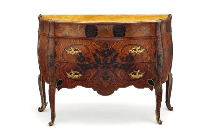 Cómoda de Carlos III. Esta cómoda de maderas finas de la mayor calidad importadas de Indias, ébanos que imitan el lacado oriental, marquetería exótica y bronces, es obra del pintor Mattia Gasparini, decorador italiano de Carlos III que diseñó el mobiliario y los paneles de las tres estancias que utilizó el monarca como despachos. La ejecución del mueble entre 1764-1774 estuvo a cargo del ebanista José Canops y los bronces se atribuyen a Antonio Vendetti. Patrimonio Nacional la recuperó en una subasta de la casa Christie’s, en Nueva York.