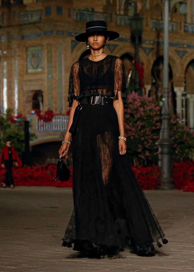 Colección Dior Crucero 2023: los accesorios. Cada look presentado por el centenar de modelos que se subió a la pasarela al aire libre de Dior en la Plaza de España iba acompañado por una serie de accesorios que remarcaban el estilo andaluz de esta línea. Desde sombreros cordobeses, realizados por artesanos locales, hasta abanicos, cinturones anchos de cuero, fustas, manitllas y mantones. En los pies, botas altas o zapatos planos o de tacón bajo, muchos de ellos con polainas de piel.