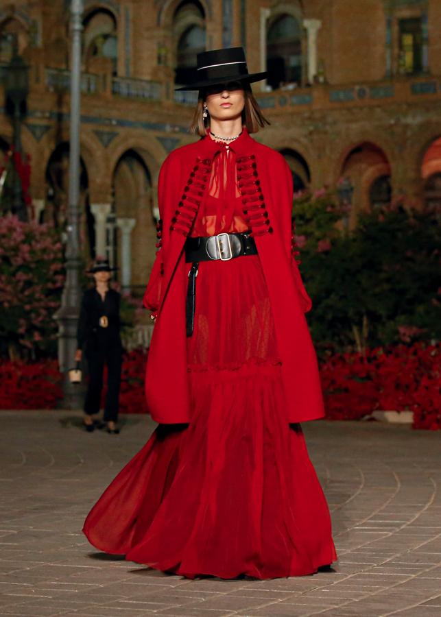 Colección Dior Crucero 2023: los sombreros. De fabricación totalmente artesanal, los sombreros cordobeses se convirtieron en el símbolo del evento de Dior en Sevilla. La firma se los encargó a la sevillana Fernández y Roche y además de las modelos los obsequió a sus invitadas más especiales.