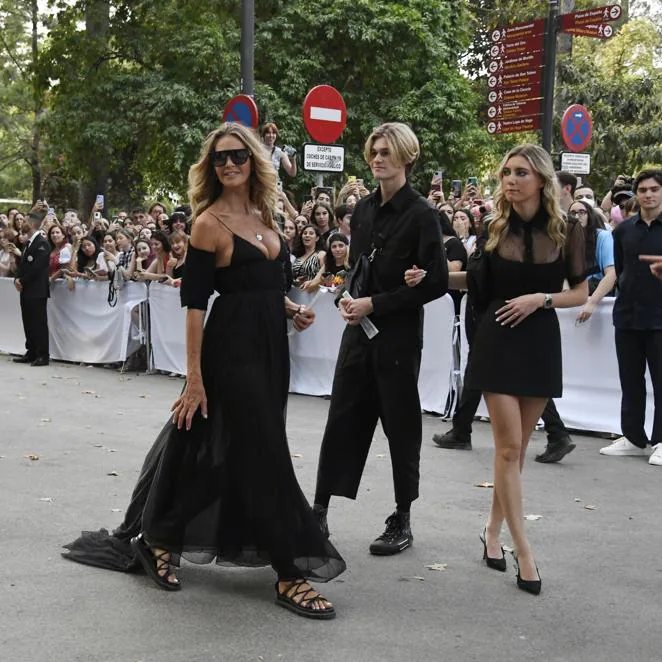 Elle McPherson. La top model, de negro Dior y sandalias romanas planas aptas para el adoquinado de la plaza, acudió con sus hijos al desfile.