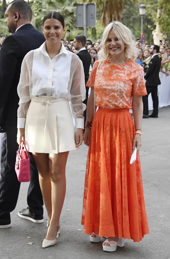 Tana Rivera y Eugenia Martínez de Irujo. Madre e hija compartieron sitio en el 'front row' del desfile de la francesa Dior en Sevilla, vestidas y maquilladas por la marca.