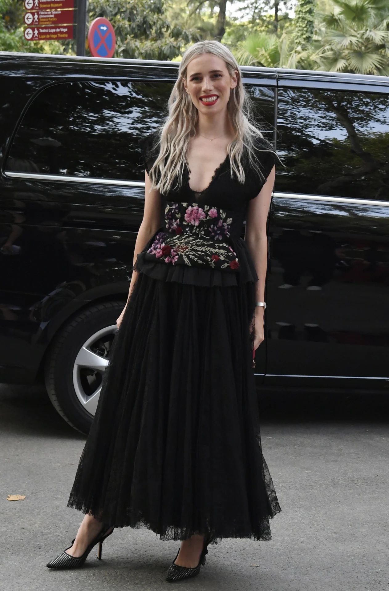 Lulu Figueroa. Escogió un vestido de Dior 2022, con flores en la cintura. En el maquillaje, también con boca roja.