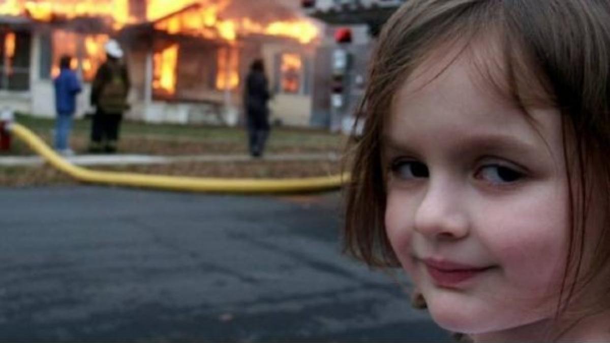 El meme es simple y ocurre porque sí. Una niña y un incendio, por ejemplo. Era una foto familiar, por lo visto. Ella es Zoë Roth, y entonces tenía cinco años. Ahora tiene 22, porque el tiempo es así y pasa sin preguntar. Pero esta imagen no envejece y sigue su propia vida por internet, como un Dorian Gray, pero al revés. Podemos ponerle adjetivos al meme, pero se explica por sí mismo. El año pasado, por cierto, se convirtió en NFT y se vendió medio millón de dólares.