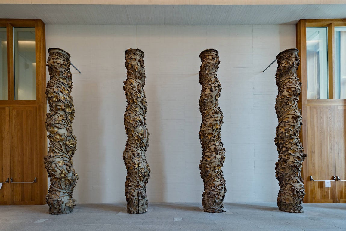 Primeras obras en llegar. ﻿Las columnas salomónicas de la Iglesia del Real Hospital Virgen de Monserrat y la Carroza Negra de Mariana de Austria son algunos de los bienes ya trasladados al interior de la Galería. En paralelo continúa la restauración de las obras que conformarán la muestra de apertura, como la talla de “El arcángel San Miguel venciendo al demonio” (1692), por Luisa Roldán 'La Roldana'.