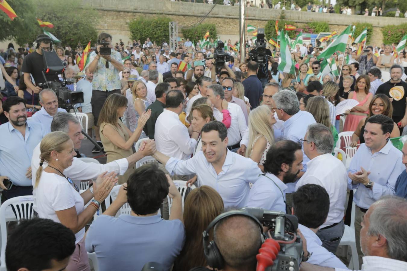 Juanma Moreno, del PP, cerró la campaña electoral en Sevilla. RAÚL DOBLADO