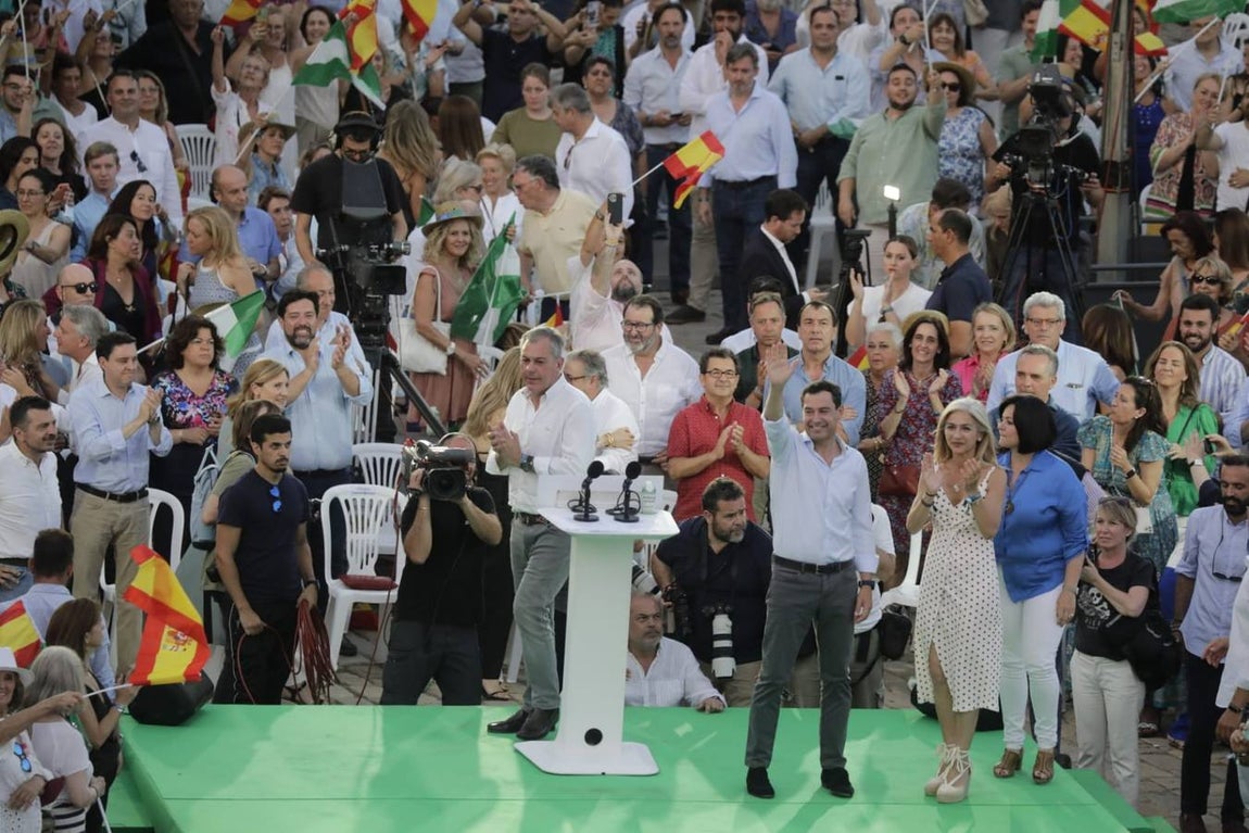 Juanma Moreno, del PP, cerró la campaña electoral en Sevilla. RAÚL DOBLADO