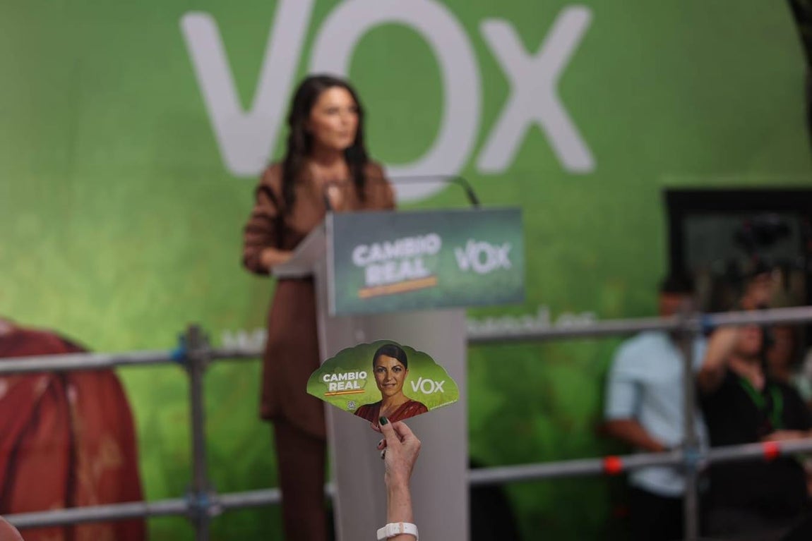 Macarena Olona ha despedido la campaña en Triana junto con Santiago Abascal y Ortega Smith. VANESSA GÓMEZ