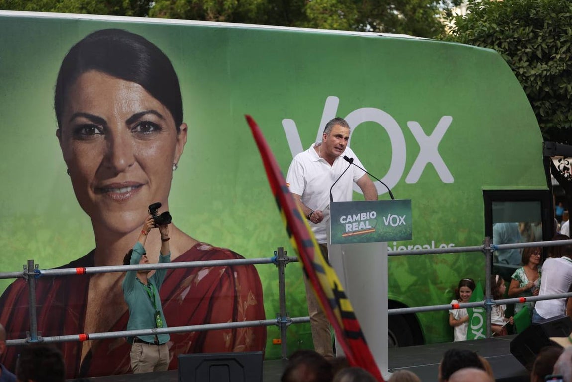 Macarena Olona ha despedido la campaña en Triana junto con Santiago Abascal y Ortega Smith. VANESSA GÓMEZ